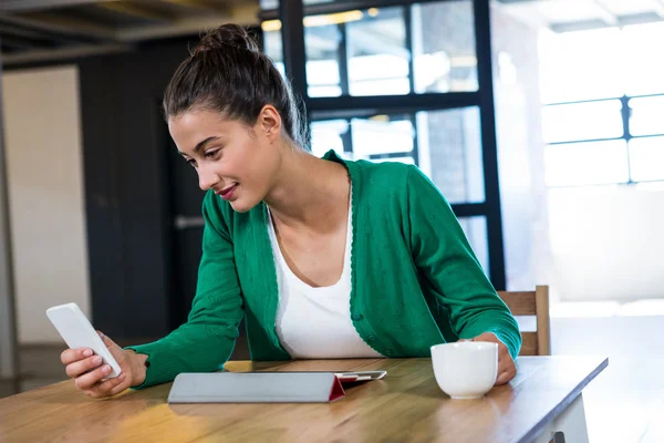 Mensajería de texto mujer en el teléfono — Foto de Stock