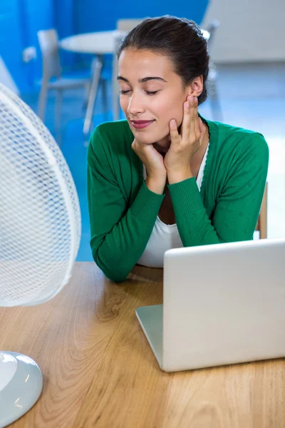 Kvinnan njuter vind med laptop — Stockfoto