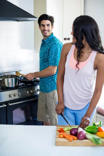Пара готує їжу на кухні — стокове фото