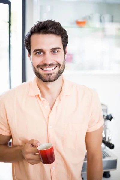 Man holding coffee cup — Stock Photo, Image