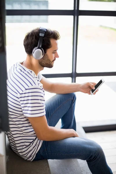 Man on steps listening to music — Stock Photo, Image