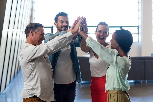 Geschäftskollegen mit High Five — Stockfoto