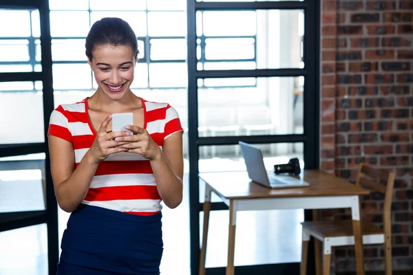 Vrouw voor SMS-berichten op telefoon — Stockfoto