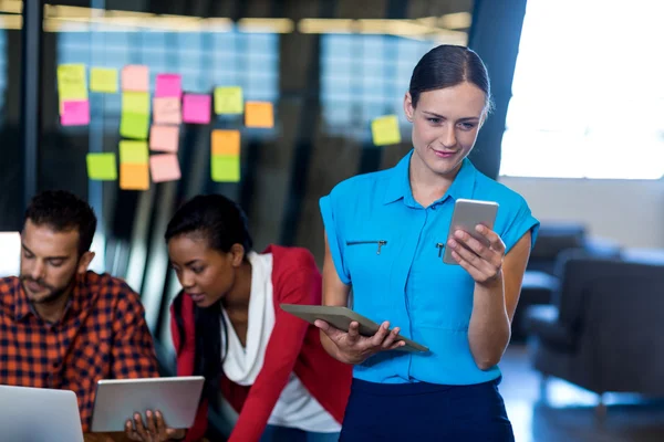 Vrouw voor SMS-berichten op telefoon — Stockfoto