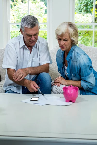 Pareja mayor calculando ahorros — Foto de Stock