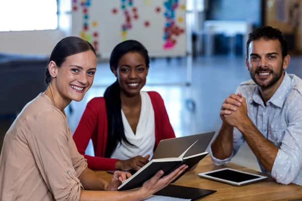 Colegas sentados en su escritorio — Foto de Stock