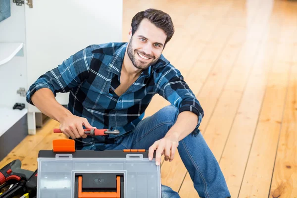 Mann packt seinen Werkzeugkasten aus — Stockfoto