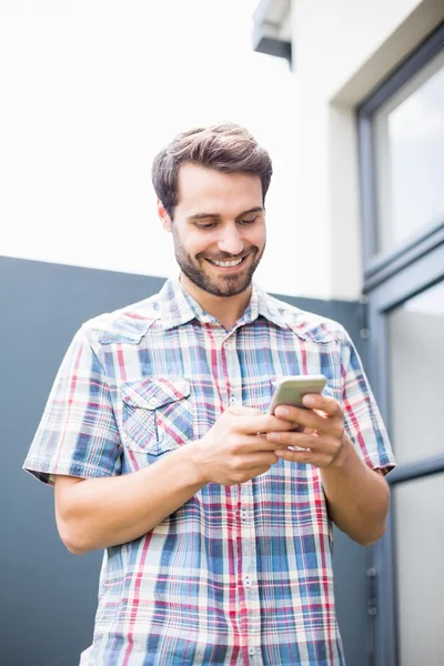 Man text messaging on phone — Stock Photo, Image