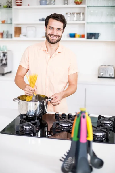 Homem cozinhar espaguete — Fotografia de Stock