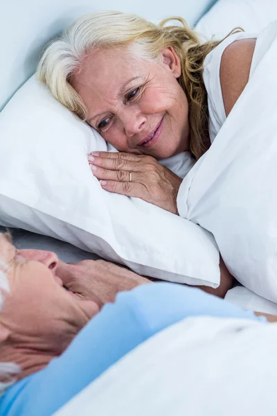 Senior paar slapen op bed — Stockfoto