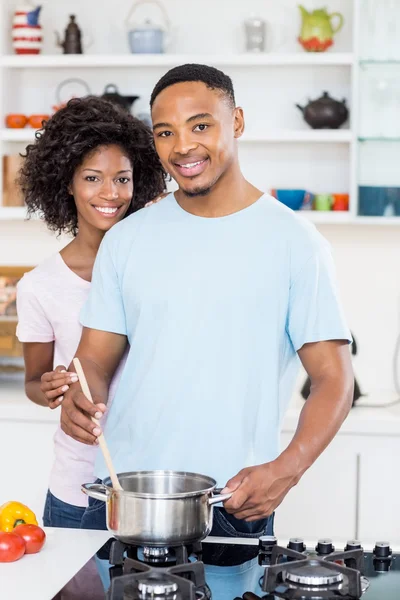 Casal preparando refeição na cozinha — Fotografia de Stock