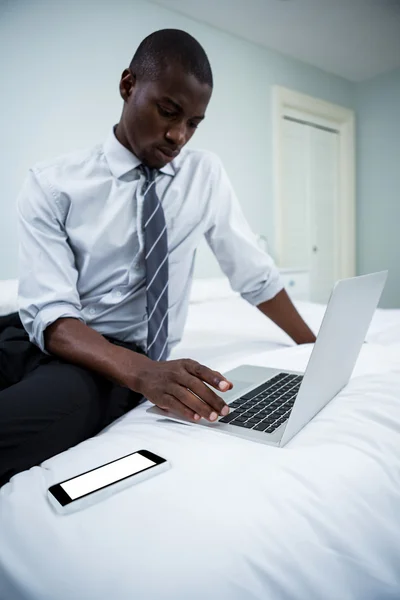 Homem na cama e usando laptop — Fotografia de Stock