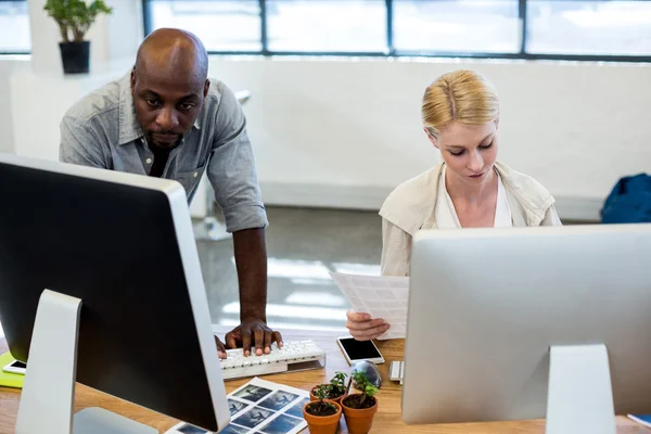 Colleagues working on computer together — Stock Photo, Image