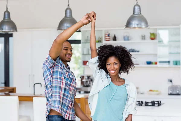 Casal feliz dançando na cozinha — Fotografia de Stock