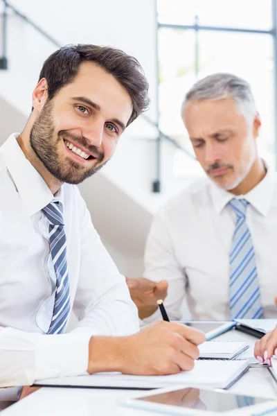 Empresario escribiendo en un diario — Foto de Stock