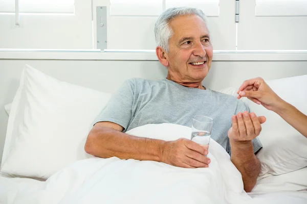 Dokter memberikan obat untuk pria senior — Stok Foto