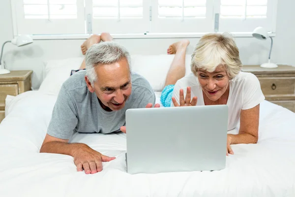 Senior man and woman using laptop — Stock Photo, Image