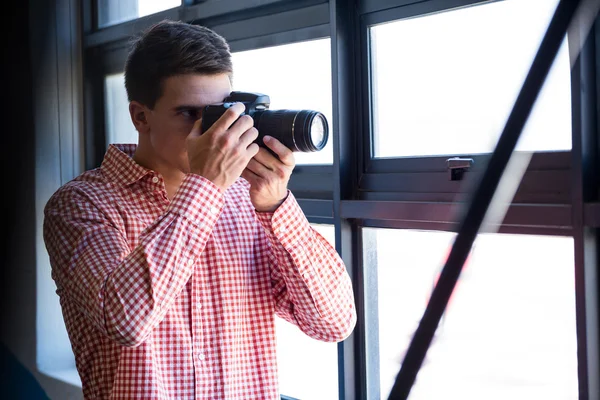 Door te klikken op foto van de man uit camera — Stockfoto