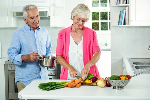 Couple aîné préparant des légumes — Photo