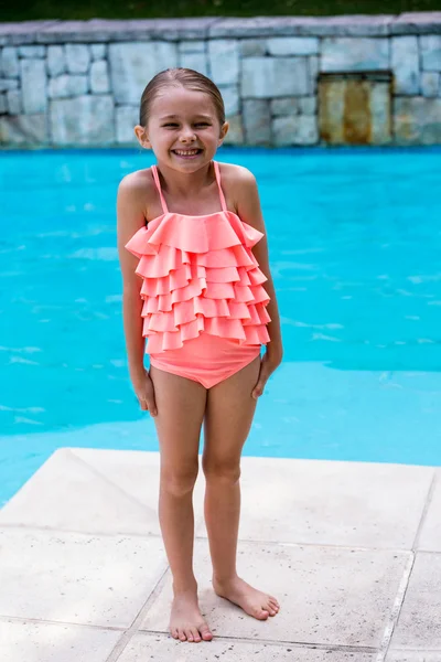 スイミング プールのそばに立っている女の子 — ストック写真