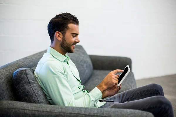 Homme utilisant une tablette numérique — Photo