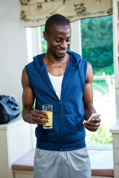 Uomo che tiene un bicchiere di succo — Foto Stock