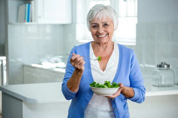 Femme âgée tenant bol de salade — Photo