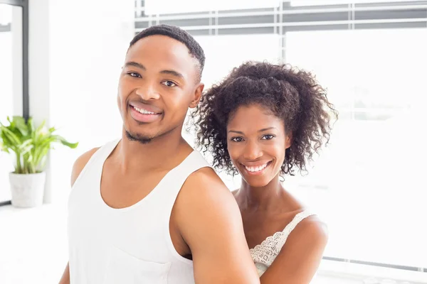 Pareja abrazándose en el baño — Foto de Stock