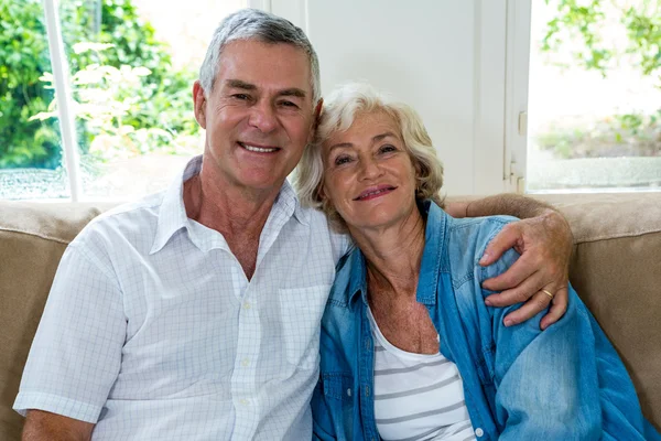 Pareja mayor en sofá — Foto de Stock