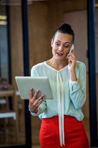 Donna guardando tablet — Foto Stock