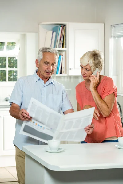 Senioren die krant lezen — Stockfoto