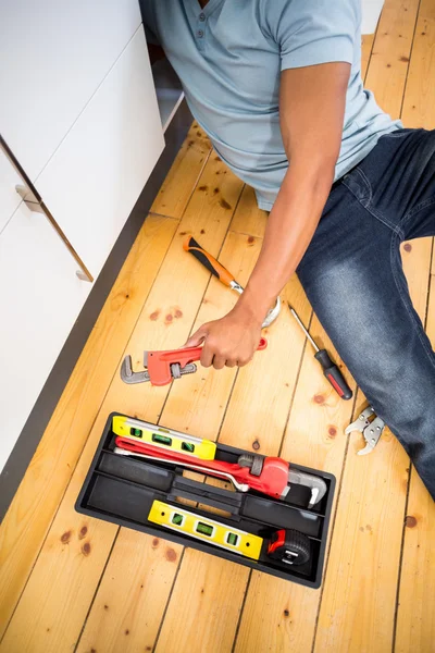 Homem reparando pia da cozinha — Fotografia de Stock