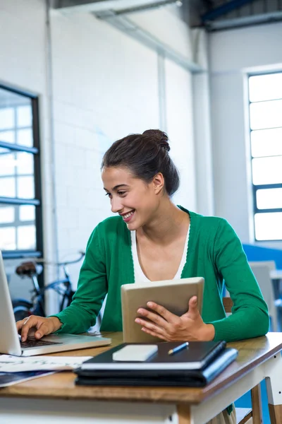 Kobieta za pomocą laptopa i tabletki — Zdjęcie stockowe