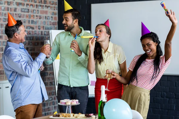 Colegas celebrando cumpleaños — Foto de Stock