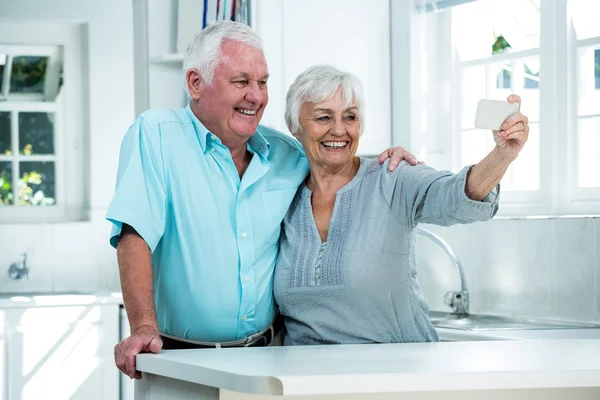 Selbstbewusstes Rentnerehepaar macht Selfie — Stockfoto