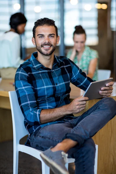 Junger Mann nutzt digitales Tablet — Stockfoto