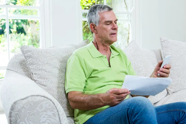 Senior man holding documents — Stock Photo, Image