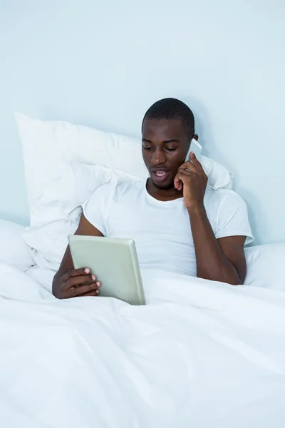 Uomo guardando tablet — Foto Stock