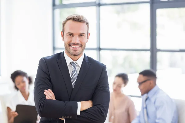 Geschäftsmann mit verschränkten Armen — Stockfoto