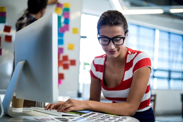 Grafikdesignerin arbeitet an ihrem Schreibtisch — Stockfoto