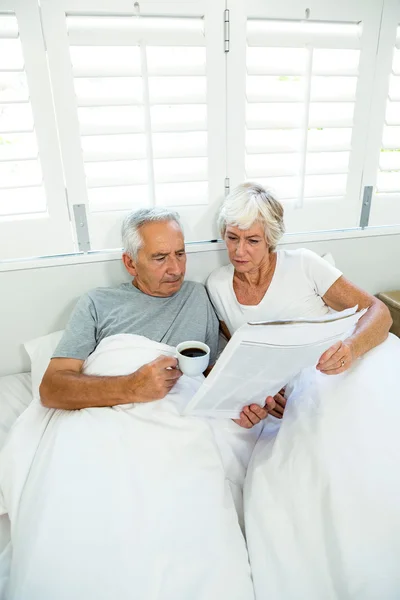 Muž a žena čtení novin — Stock fotografie
