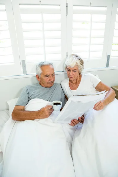 Homem e mulher lendo jornal — Fotografia de Stock