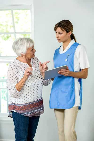 Senior vrouw praten met verpleegster — Stockfoto