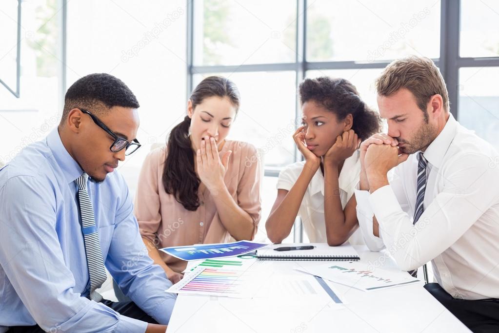 Sonhar Com Mesa Cheia De Pessoas Pessoas de negócios tenso sentado na mesa Fotografias de Stock