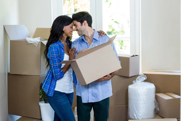 Casal de pé cara a cara — Fotografia de Stock