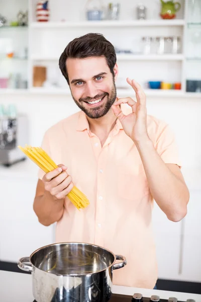 Człowiek gotowanie spaghetti — Zdjęcie stockowe