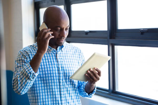 Man talking on mobile phone — Stock Photo, Image