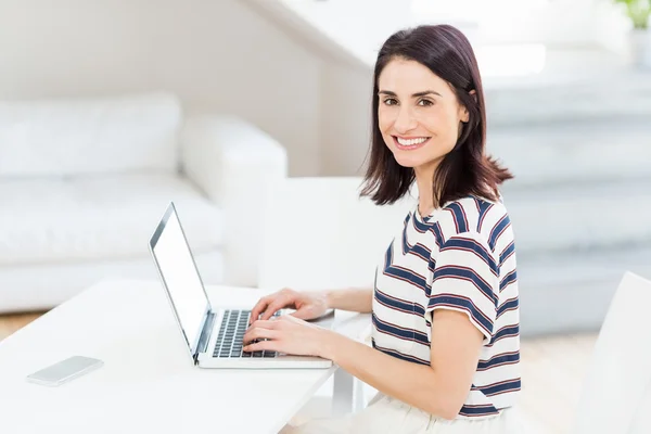 Jovem mulher usando laptop — Fotografia de Stock