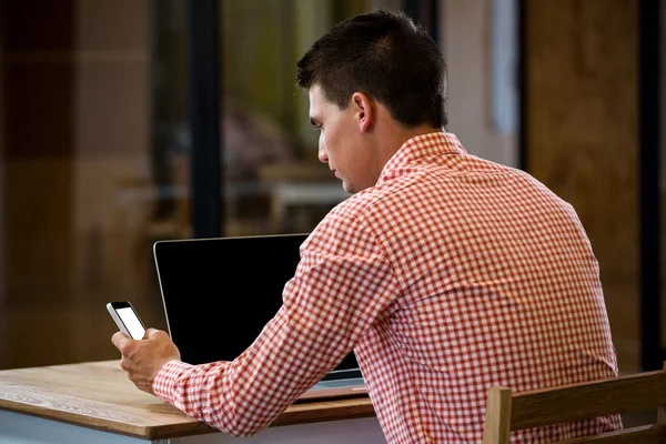 Man text messaging on phone — Stock Photo, Image