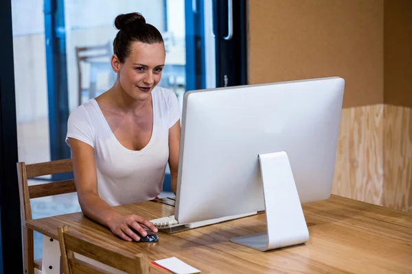 Frau arbeitet am Computer — Stockfoto